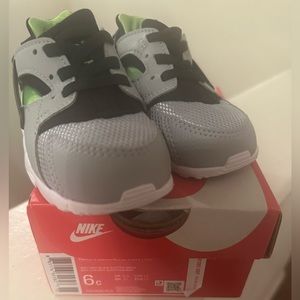 Toddler Grey/black/green Nike Huarache/New in Box